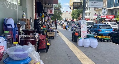 Zabıta ekipleri kaldırımların işgaline neden göz yumuyor?