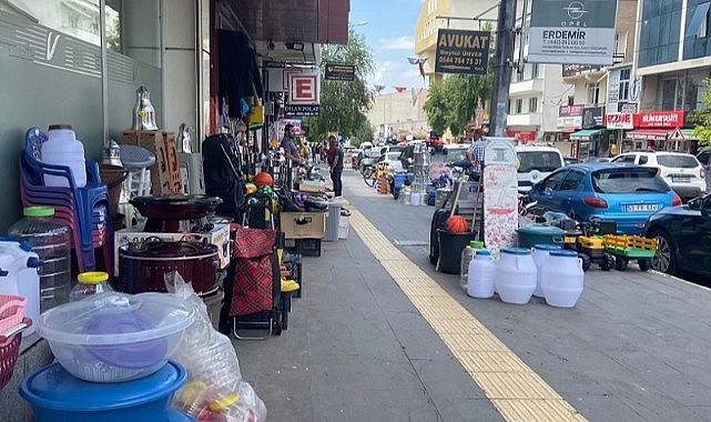 Zabıta ekipleri kaldırımların işgaline neden göz yumuyor?
