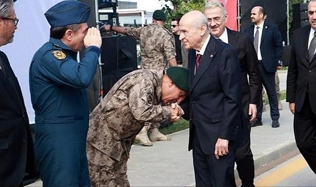 Ziyarete damga vuran an! Özel Harekat Başkanı, Devlet Bahçeli'nin elini öptü