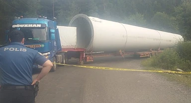 Acemi tır şoförü virajı alamayınca uluslararası yolu trafiğe kapattı