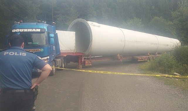 Acemi tır şoförü virajı alamayınca uluslararası yolu trafiğe kapattı