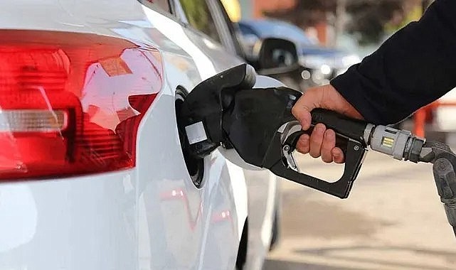 Akaryakıt fiyatlarında değişiklik! Benzine indirim geldi