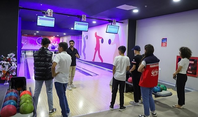 Ardahan'da çocuklara bowling şenliği