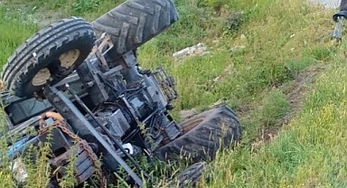 Ardahan'da traktör kaza yaptı, sürücü yaralandı