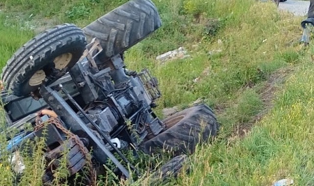 Ardahan'da traktör kaza yaptı, sürücü yaralandı