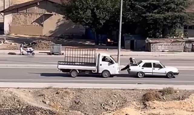 Bir garip yol yardımı: Yolda kalan aracı ayaklarıyla itti