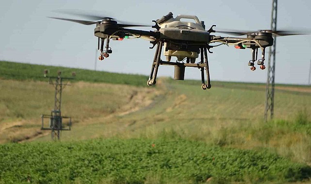 Bitlis'teki çiftçiler tasarruf için ilaçlamayı dronla yapıyor