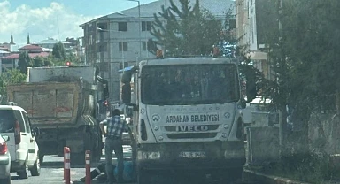 Ardahan Belediyesi'nin çöp aracı yolda kaldı