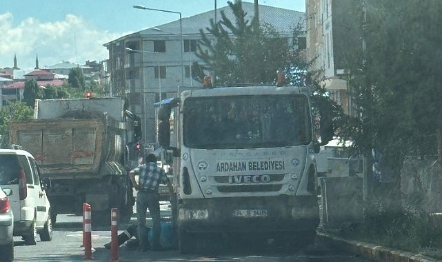 Ardahan Belediyesi'nin çöp aracı yolda kaldı