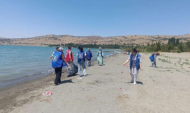 Elazığ'da gençler Hazar gölünde çevre temizliği yaptı