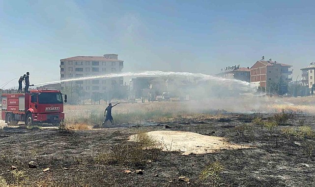 Elazığ'da mahalle arasında çıkan ot yangını söndürüldü