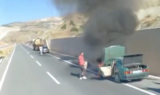 Erzincan'da Tofaş marka otomobil yandı