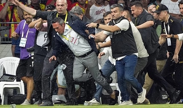 Fenerbahçe Başkanı Ali Koç'a Göztepe deplasmanında saldırı