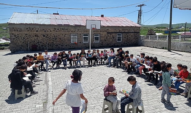 Gezici Kütüphane köy çocuklarını kitapla buluşturmaya devam ediyor