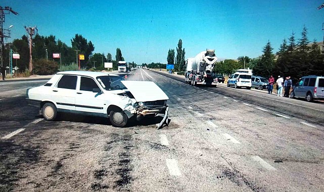 Hafif ticari araçla otomobil çarpıştı: 2 yaralı