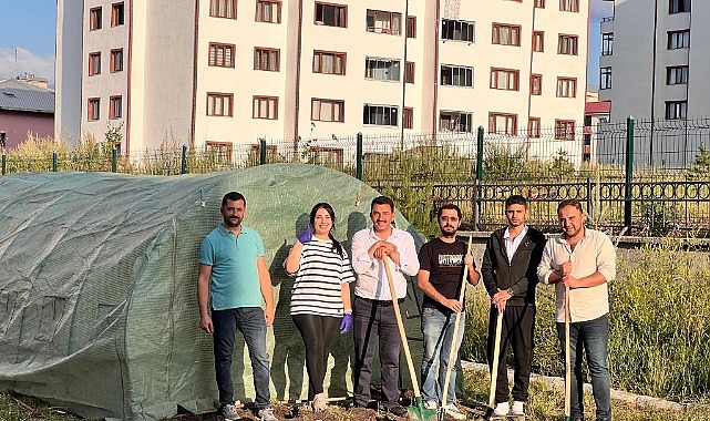 Huzurevi'nde sakinler için kendi el emeğiyle yapılan bahçe tamamlandı
