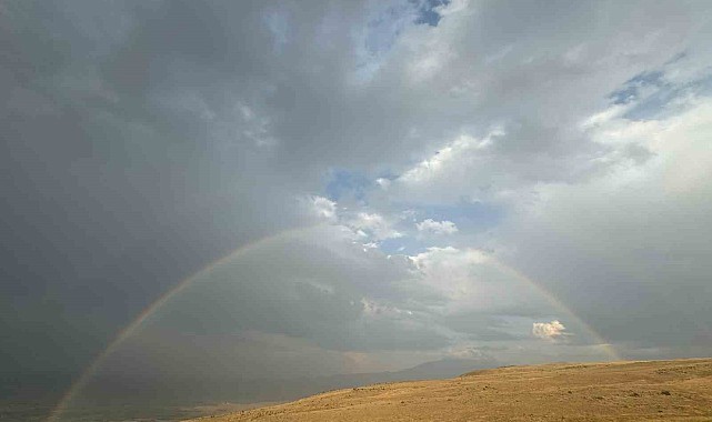 Iğdır'da yağış sonrası oluşan gökkuşağı görsel şölen oluşturdu