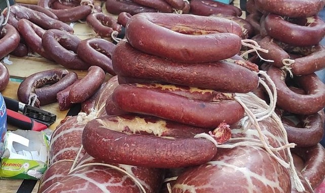 Kars'ta belgesiz sucuklar imha edildi