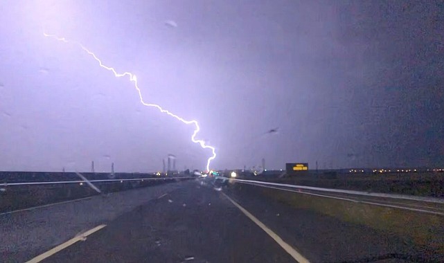 Kars'ta gökyüzü şimşeklerle aydınlandı