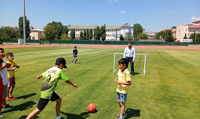 Kars'ta milletvekili çocuklarla top oynadı