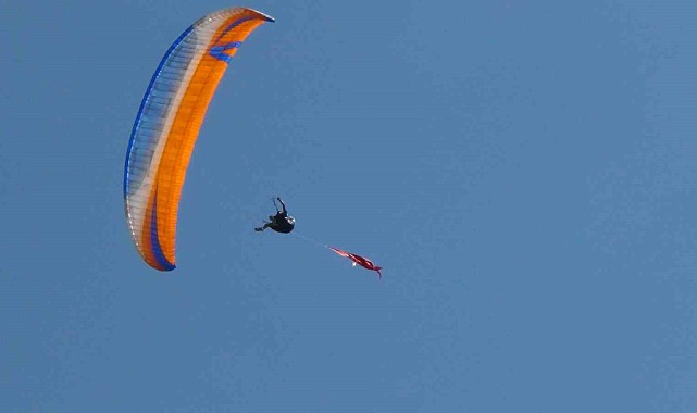 Kars'ta semalar yamaç paraşütüyle renklendi