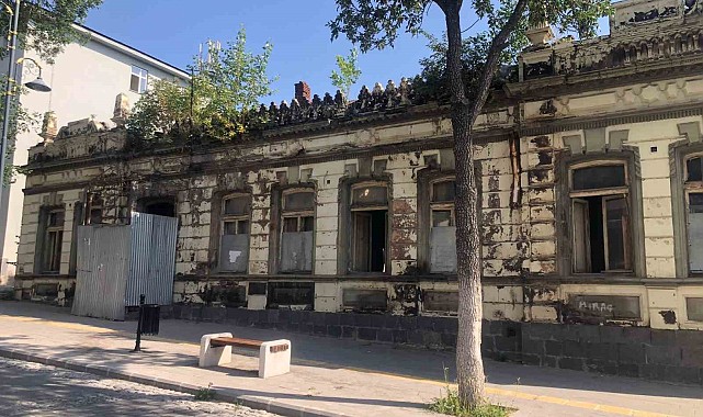 Kars'ta tarihi bina koruma altına alınmayı bekliyor