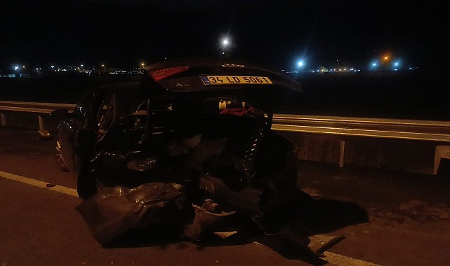 Lastiği patlayan otomobile arkadan çarptı: 4 yaralı