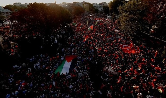 On binlerce kişi Haniye'nin son vasiyeti üzerine Ayasofya Meydanı'nda buluştu