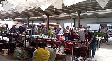 Sabahın erken saatlerinde pazara gelen çiftçiler, esnafın yüzünü güldürdü