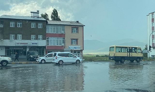 Sağanak yağmur sele dönüştü, cadde ve sokaklar göle döndü