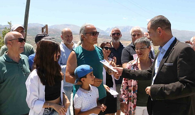 Sağlık ekipleri köylerde keneye karşı vatandaşları bilgilendiriyor