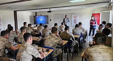 Sosyal Hizmetler, askeri personele “koruyucu ailenin” önemini anlattı