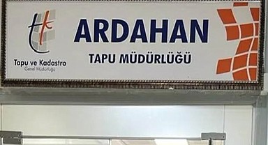 Tapu Müdürlüğü’ndeki yoğunluk vatandaşı çileden çıkardı