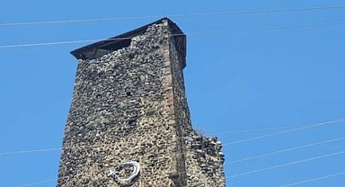 Tarihi Kaleye yapılan teneke çatı tepkilere neden oldu