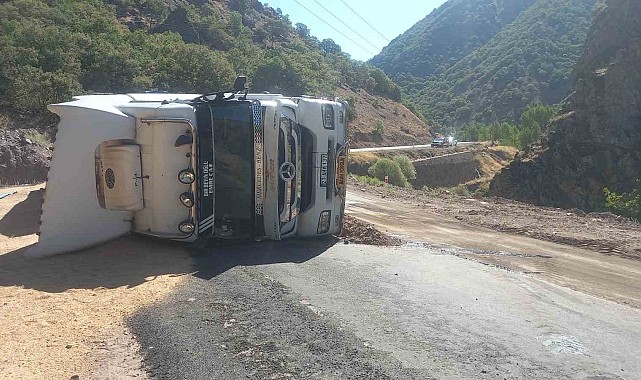 Tunceli'de, buğday yüklü tır devrildi
