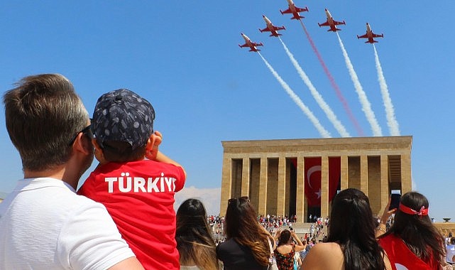 Türk Yıldızları’ndan 30 Ağustos’a özel Anıtkabir saygı uçuşu
