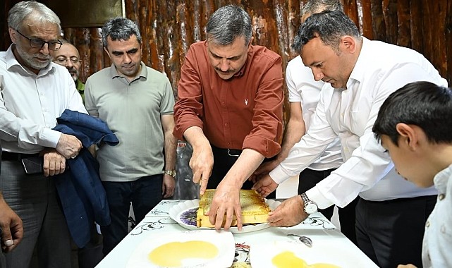 Vali Çiftçi bal hasadına katıldı