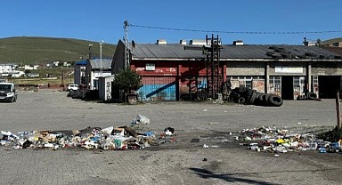 Vatandaş isyan ediyor!  Çöpler toplanmıyor..