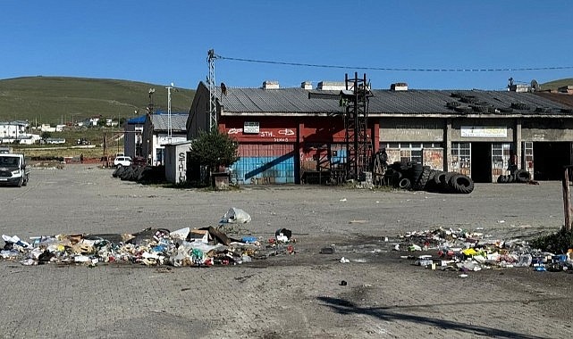 Vatandaş isyan ediyor!  Çöpler toplanmıyor..