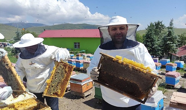 Vekil Koç, özel kıyafetleri giyip bal hasadına katıldı