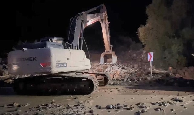 Yağış nedeniyle taşan dere karayolunu ulaşıma kapattı