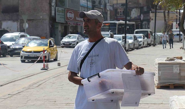 87 puanla atanamayan FETÖ mağduru öğretmen, diploması ile simit satıyor