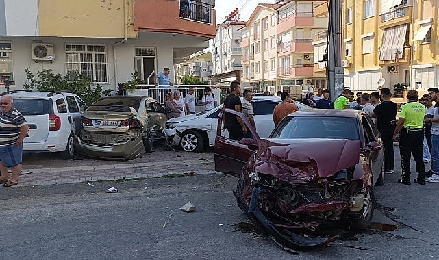 Afacan sürücü mahalleyi birbirine kattı: 14 yaşındaki çocuk 3 aracı hurdaya çevirdi, 1 kişi yaralandı