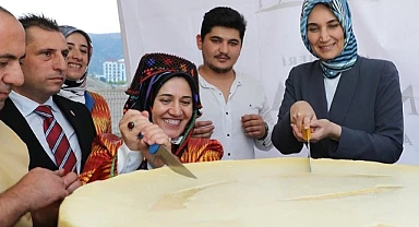 Afyon Festivalinde 1 tonluk Ardahan kaşarı misafirlere ikram edildi