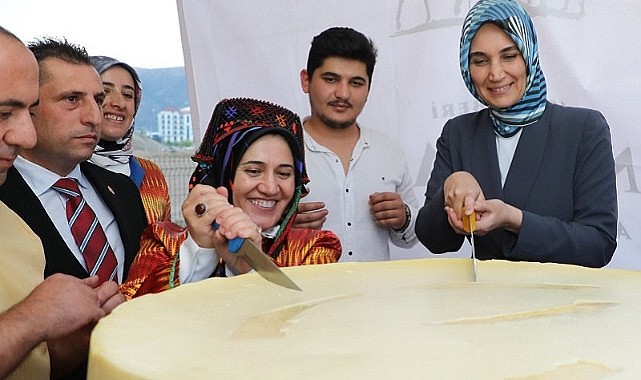 Afyon Festivalinde 1 tonluk Ardahan kaşarı misafirlere ikram edildi