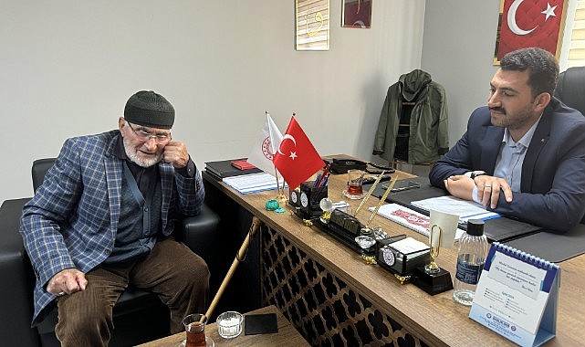 huzurevinin 92 yaşındaki sakini deyişleriyle misafirlerini ağırlıyor