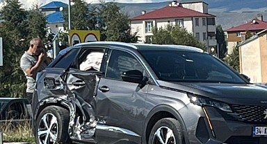 Ardahan'da trafik kazası: İki otomobil çarpıştı