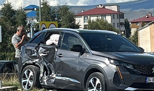 Ardahan'da trafik kazası: İki otomobil çarpıştı