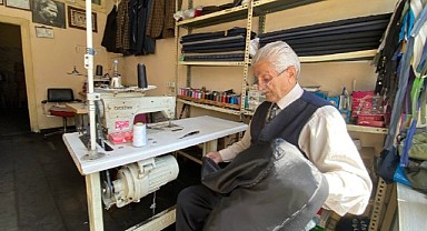 Yarım asırdır takım elbisesiyle müşterilerini ağırlıyor