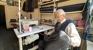 Yarım asırdır takım elbisesiyle müşterilerini ağırlıyor